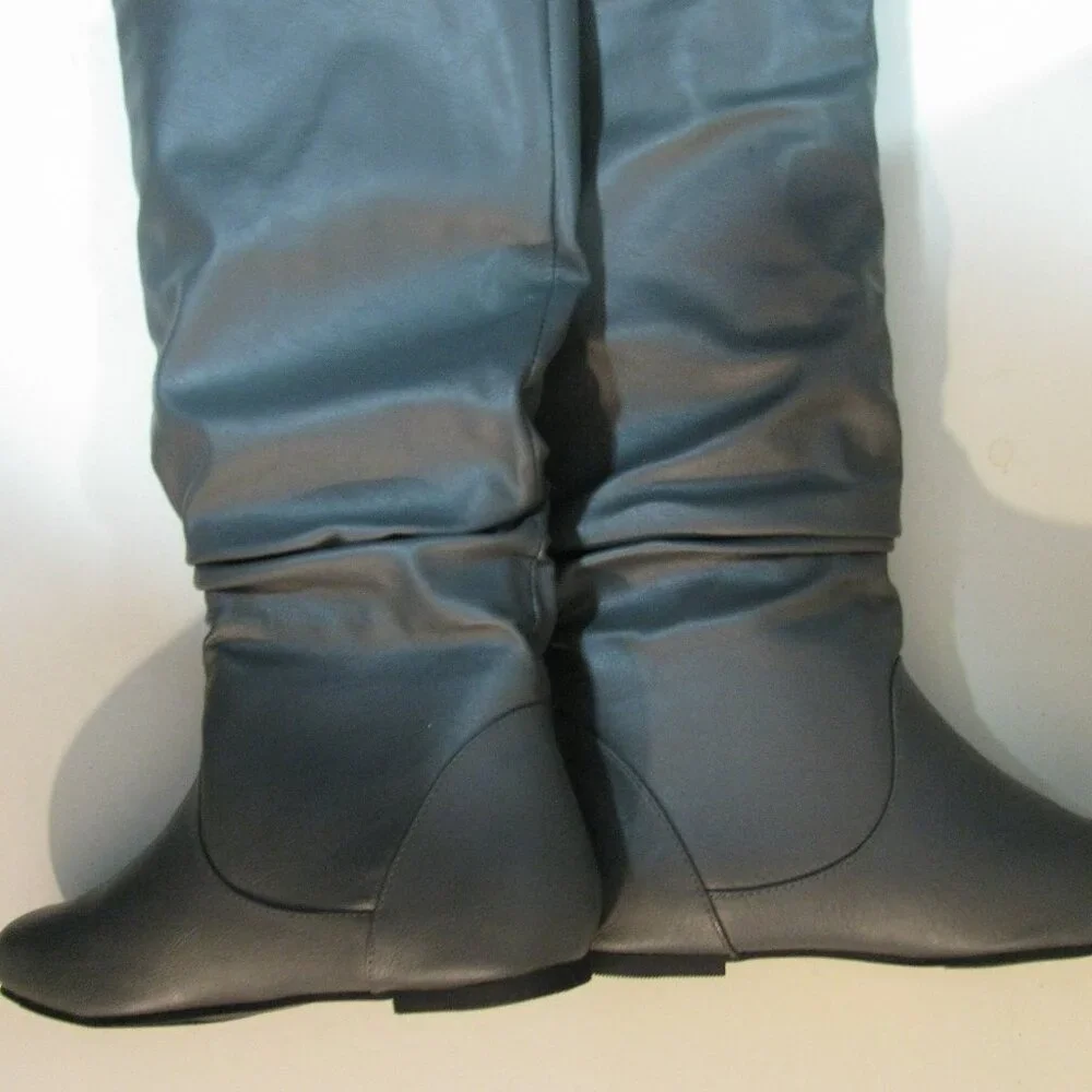 New Gray Boots Size 6 1/2 NWOT No Heel New